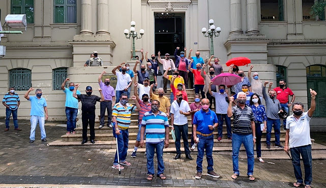 Servidores municipais fazem manifestação na frente do Palácio da Cidade